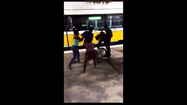Dallas Man Gets Attacked on DART Train by Teens - Sputnik International