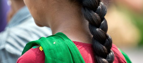 A Indian girl with a traditional hair style walks in New Delhi. (File) - Sputnik International