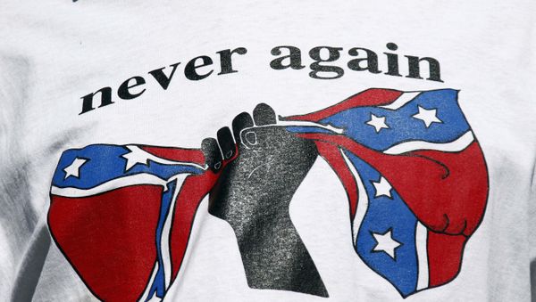 A change-the-flag supporter wears a T-shirt calling for the removal of the Confederate battle emblem from the Mississippi flag at a rally at the Capitol in Jackson, Miss., Thursday, Feb. 18, 2016. - Sputnik International