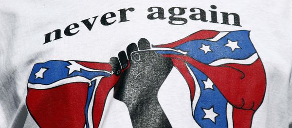 A change-the-flag supporter wears a T-shirt calling for the removal of the Confederate battle emblem from the Mississippi flag at a rally at the Capitol in Jackson, Miss., Thursday, Feb. 18, 2016. - Sputnik International