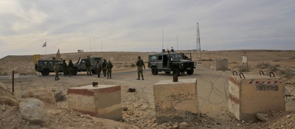 Israeli soldiers stand near the Israel and Egypt border. (File) Israeli soldiers stand near the Israel and Egypt border. (File) - Sputnik International
