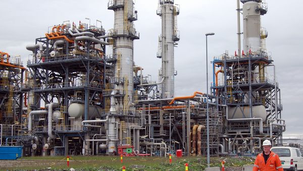 Worker at the Mongstad oil refinery in western Norway. (File) - Sputnik International