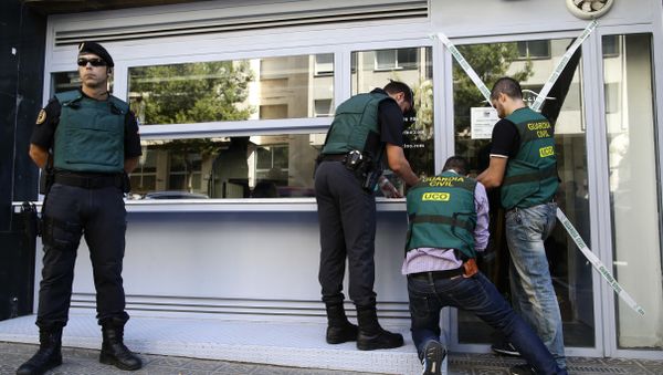 Spanish Guardia Civil members seal off a restaurant during an police operation in Barcelona, Spain, Wednesday, July, 5, 2017. - Sputnik International