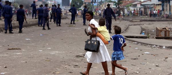 A family pass near Congolese riot police during a protest in Kinshasa, Democratic Republic of Congo, Monday, Sept. 19, 2016. A family pass near Congolese riot police during a protest in Kinshasa, Democratic Republic of Congo, Monday, Sept. 19, 2016. - Sputnik International
