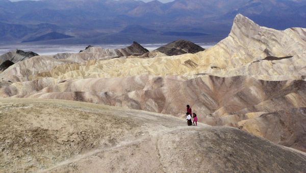 In this April 11,2010 file photo, tourists walk along a ridge at Death Valley National Park, Calif. - Sputnik International