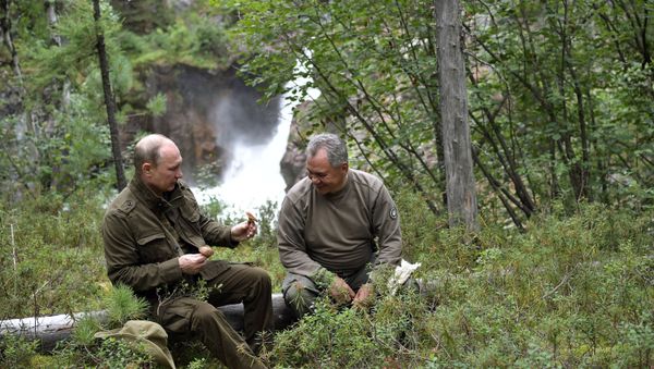 Russian President Vladimir Putin and Russian Defense Minister Sergei Shoigu, right, during trekking in the mountains of the Republic of Tyva, during the President's vacation on August 1-3 - Sputnik International