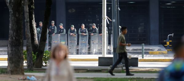 Venezuelan National Guard members stand guard in front of the Prosecutor's office in Caracas, Venezuela - Sputnik International
