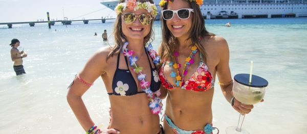 bikini-wearing women on the beach - Sputnik International