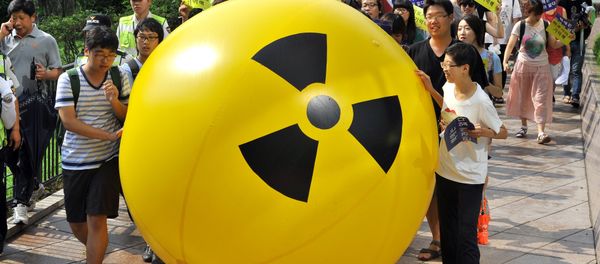 South Korean activists march while rolling a large balloon with a radioactivity warning sign during an anti-nuclear protest in Seoul on August 6, 2013 on the 68th anniversary of the atomic bombing of Hiroshima in Japan - Sputnik International