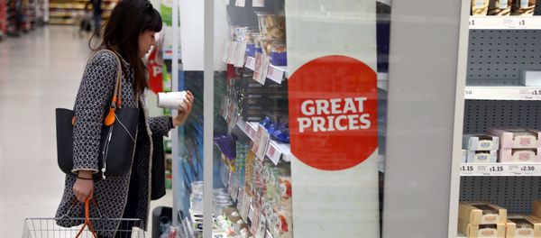A woman shops in a supermarket in London, Britain April 11, 2017 - Sputnik International