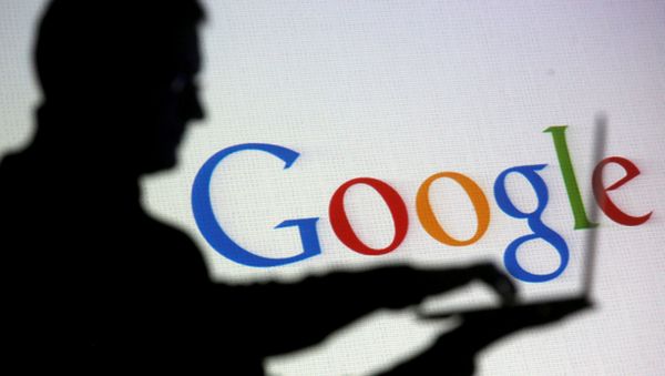 People are silhouetted as they pose with laptops in front of a screen projected with a Google logo, in this picture illustration taken in Zenica October 29, 2014. - Sputnik International
