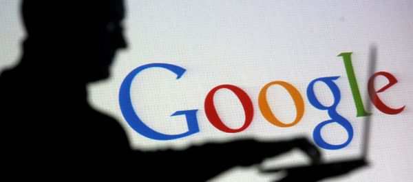 People are silhouetted as they pose with laptops in front of a screen projected with a Google logo, in this picture illustration taken in Zenica October 29, 2014. - Sputnik International