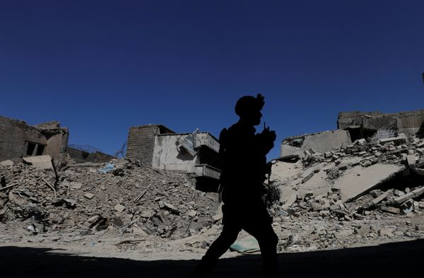 A member of Iraqi federal police patrols in the destroyed Old City of Mosul, Iraq August 7, 2017 A member of Iraqi federal police patrols in the destroyed Old City of Mosul, Iraq August 7, 2017 - Sputnik International