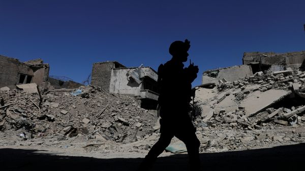 A member of Iraqi federal police patrols in the destroyed Old City of Mosul, Iraq August 7, 2017 - Sputnik International