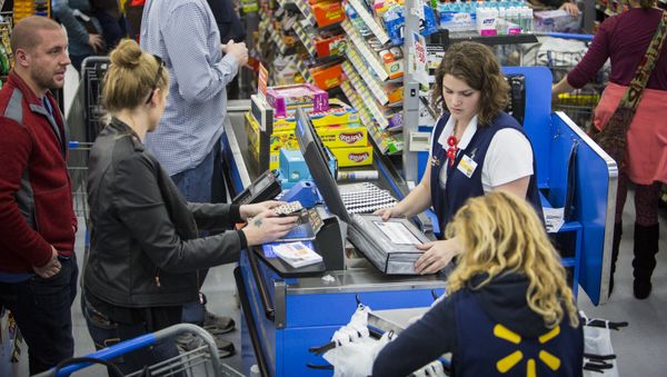 US consumer spending hit a nine-year high in July at $109 - Sputnik International