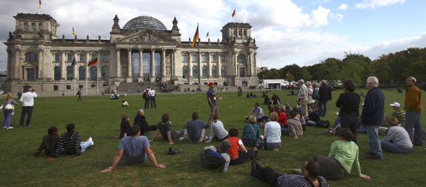 Tourists are sen in front of the Reichstag building in Berlin, Germany, Friday, Sept. 25, 2009 Tourists are sen in front of the Reichstag building in Berlin, Germany, Friday, Sept. 25, 2009 - Sputnik International