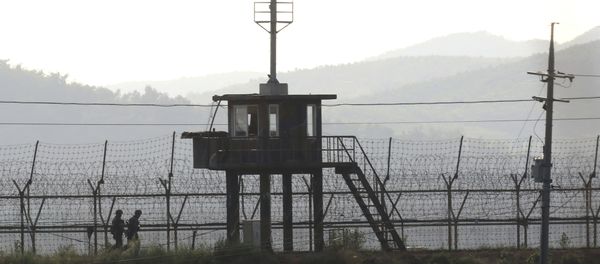 South Korean army soldiers patrol along the barbed-wire fence in South Korea's Paju, near the border with North Korea, Monday, Aug. 7, 2017. South Korean army soldiers patrol along the barbed-wire fence in South Korea's Paju, near the border with North Korea, Monday, Aug. 7, 2017. - Sputnik International
