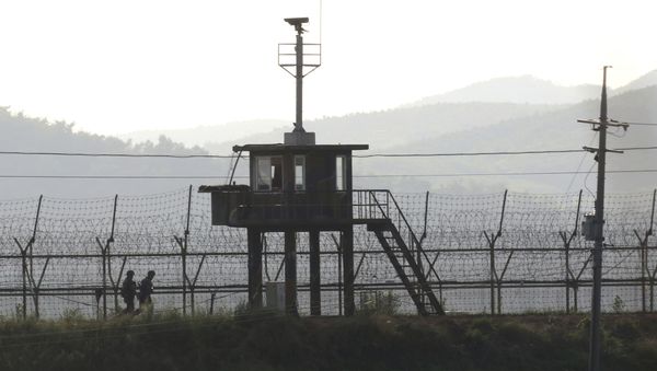 South Korean army soldiers patrol along the barbed-wire fence in South Korea's Paju, near the border with North Korea, Monday, Aug. 7, 2017. - Sputnik International