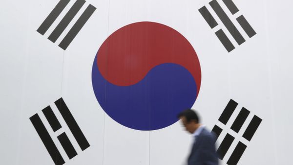 A man walks by a huge national flag printed on the wall in Seoul, South Korea, Wednesday, Oct. 26, 2016 - Sputnik International