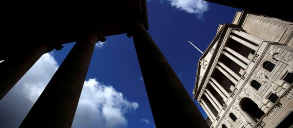 The Bank of England is seen through the columns on the Royal Exchange building in London, Britain August 4, 2016 - Sputnik International