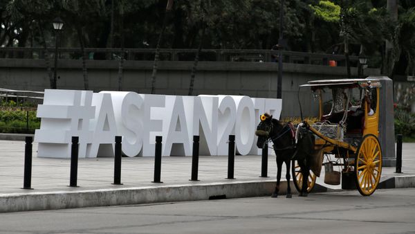 A horse cart driver waits for tourists near the ASEAN logo ahead of the 50th ASEAN Foreign Ministers meeting and in Manila, Philippines August 2, 2017 A horse cart driver waits for tourists near the ASEAN logo ahead of the 50th ASEAN Foreign Ministers meeting and in Manila, Philippines August 2, 2017 - Sputnik International