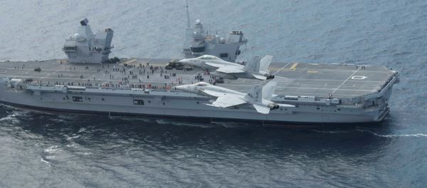 U.S. Navy F/A-18E and F/A-18F Super Hornets fly in formation above the Royal Navy aircraft carrier HMS Queen Elizabeth during exercise Saxon Warrior in the Atlantic Ocrean August 5, 2017 - Sputnik International