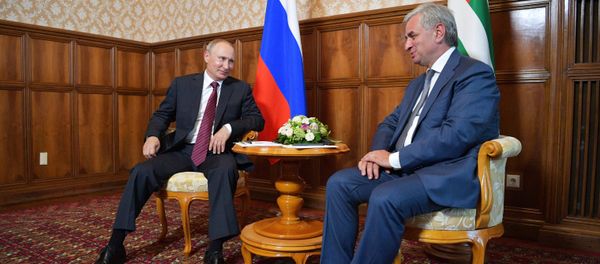 President Vladimir Putin and President of Abkhazia Raul Khadjimba, right, during a meeting President Vladimir Putin and President of Abkhazia Raul Khadjimba, right, during a meeting - Sputnik International