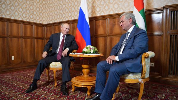 President Vladimir Putin and President of Abkhazia Raul Khadjimba, right, during a meeting President Vladimir Putin and President of Abkhazia Raul Khadjimba, right, during a meeting - Sputnik International