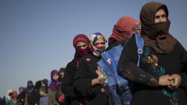 Displaced women queue to receive food after arriving in the Hassan Sham camp, east of Mosul, Iraq, Friday, Nov. 4, 2016 - Sputnik International