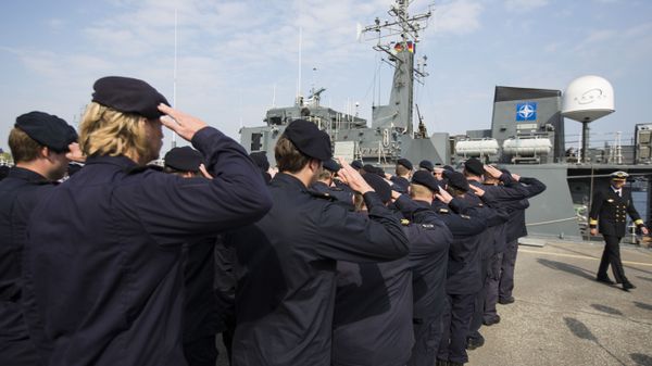 Crew members of the Norwegian minesweeper Otra salute before setting sail in a convoy of five ships from Norway, Belgium, the Netherlands and Estonia from Kiel, Germany on 22 April 2014 - Sputnik International