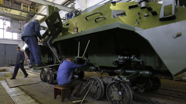 Workers in a tank factory are assembling the armored vehicles in Kiev, Ukraine, Wednesday, Dec. 23, 2015 - Sputnik International