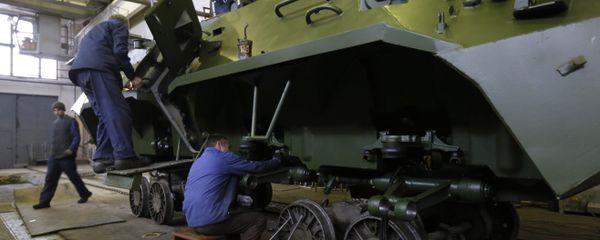 Workers in a tank factory are assembling the armored vehicles in Kiev, Ukraine, Wednesday, Dec. 23, 2015 - Sputnik International