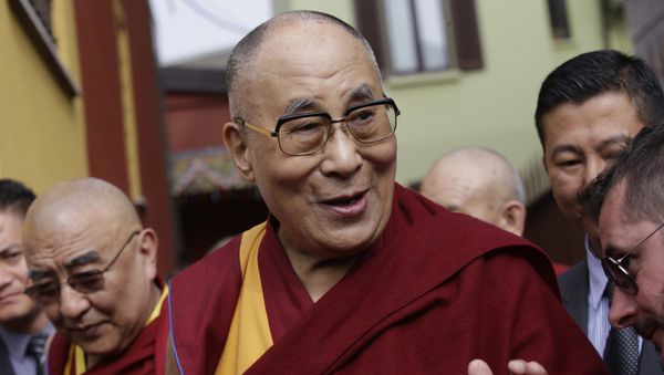 Dalai Lama Tenzin Gyatso, center, leaves a Tibetan Buddhist institute, in Milan - Sputnik International