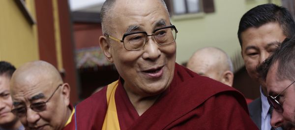 Dalai Lama Tenzin Gyatso, center, leaves a Tibetan Buddhist institute, in Milan - Sputnik International