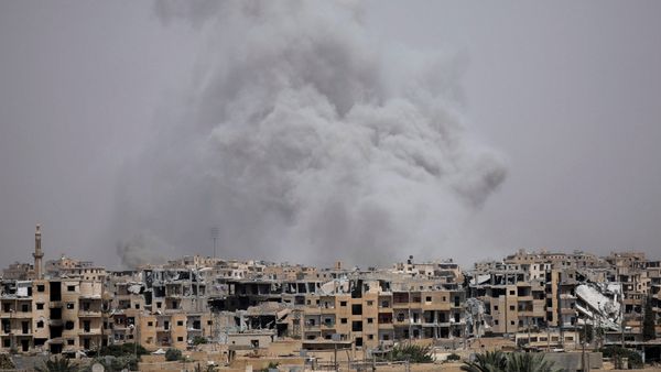Smoke rises from Raqqa, Syria July 28, 2017 - Sputnik International