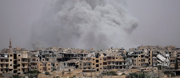 Smoke rises from Raqqa, Syria July 28, 2017 - Sputnik International