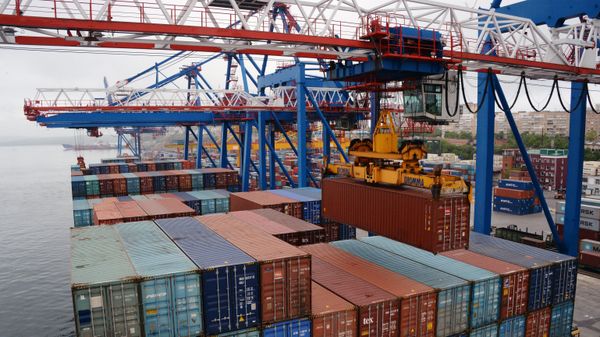 The FESCO Diomid container ship, the largest one in the history of the far eastern shipping, belonging to Far-Eastern Shipping Company, OJSC, unloaded in the port of Vladivostok - Sputnik International
