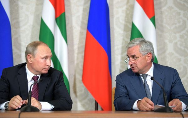 President Vladimir Putin and President of Abkhazia Raul Khadjimba, right, during a news conference following talks, August 8, 2017. President Vladimir Putin and President of Abkhazia Raul Khadjimba, right, during a news conference following talks, August 8, 2017. - Sputnik International