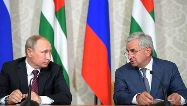 President Vladimir Putin and President of Abkhazia Raul Khadjimba, right, during a news conference following talks, August 8, 2017. - Sputnik International