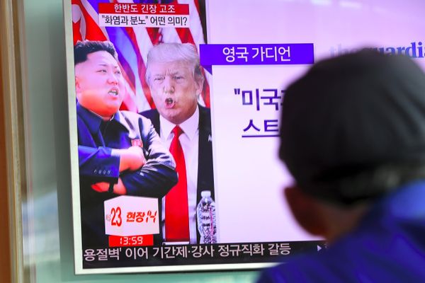 A man watches a television news programme showing US President Donald Trump (C) and North Korean leader Kim Jong-Un (L) at a railway station in Seoul on August 9, 2017 A man watches a television news programme showing US President Donald Trump (C) and North Korean leader Kim Jong-Un (L) at a railway station in Seoul on August 9, 2017 - Sputnik International