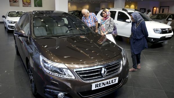 In this Thursday, July 16, 2015 photo, Iranians look at a Renault sedan at a dealership in northern Tehran, Iran - Sputnik International