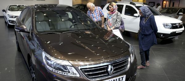 In this Thursday, July 16, 2015 photo, Iranians look at a Renault sedan at a dealership in northern Tehran, Iran - Sputnik International