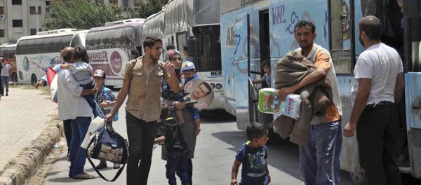 This photo released Tuesday, July 11, 2017 by the Syrian official news agency SANA, shows Syrians arriving from Jarablus, in Aleppo province, to their old neighborhood of al-Waer, in Homs, Syria - Sputnik International
