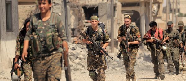 Members of the Syrian Democratic Forces advance toward Islamic State positions in Seif Al Dawla district of Raqqa, Syria August 9, 2017 - Sputnik International