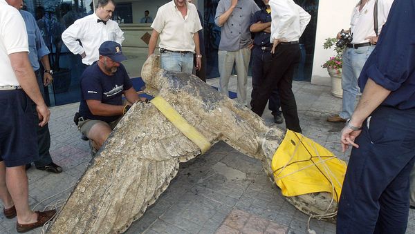 The 250kg bronze eagle, figurehead of the Nazi battleship Graf Spee, is unloaded 10 February, 2006 in a hotel in Montevideo - Sputnik International