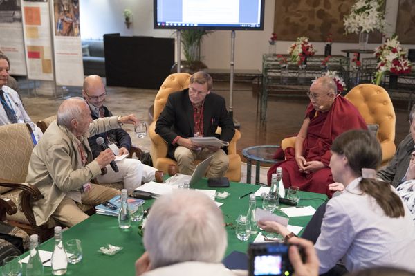 Russian scientist David Dubrovsky converses with Dalai Lama during a conference in New Delhi Russian scientist David Dubrovsky converses with Dalai Lama during a conference in New Delhi - Sputnik International