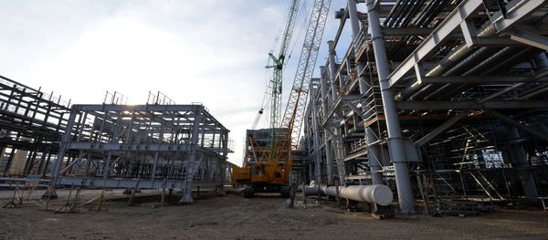 Natural gas liquefaction plant under construction in Yamal Natural gas liquefaction plant under construction in Yamal - Sputnik International