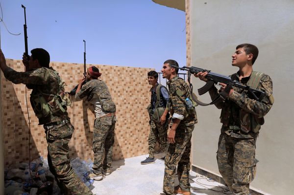 Members of the Syrian Democratic Forces try to locate Islamic State's sniper in Al Senaa, a district of Raqqa, Syria August 10, 2017 - Sputnik International