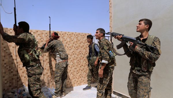 Members of the Syrian Democratic Forces try to locate Islamic State's sniper in Al Senaa, a district of Raqqa, Syria August 10, 2017 Members of the Syrian Democratic Forces try to locate Islamic State's sniper in Al Senaa, a district of Raqqa, Syria August 10, 2017 - Sputnik International