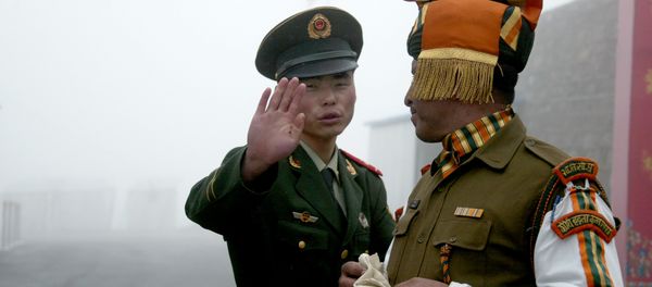 Chinese soldier (L) gesturing next to an Indian soldier at the Nathu La border crossing between India and China in India's northeastern Sikkim state. (File) - Sputnik International